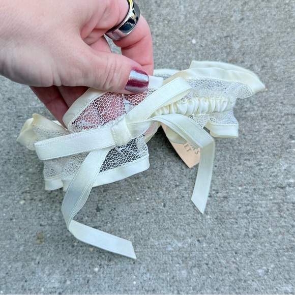 NWT Victoria’s Secret White Ivory Lace Garter - Picture 3 of 4